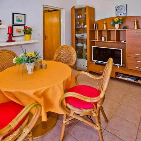 Charming And Sunny Hvar Appartement