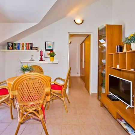 Charming And Sunny Hvar Appartement